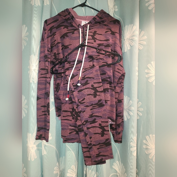 Sundry camo boyfriend hoodie and yoga pants set.  Top size 0 bottom size 1 - Picture 1 of 10
